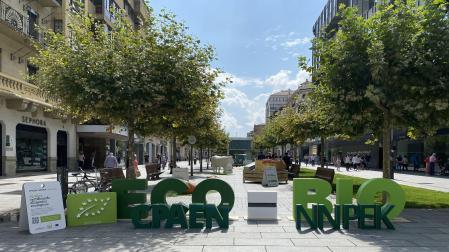 Exposición organizada por el Consejo de la Producción Ecológica de Navarra con alimentos gigantes