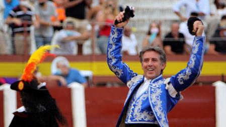 Pablo Hermoso de Mendoza, con las dos orejas cortadas al segundo de la tarde