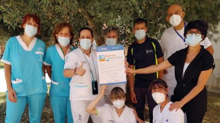 Trabajadores del centro, con el certificado conseguido por la residencia San José de Corella.