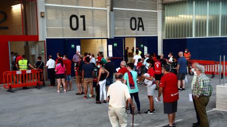 Aficionados de Osasuna esperan para entrar a El Sadar en el debut contra el Espanyol.