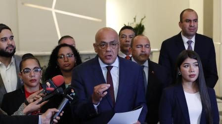 El presidente de la Asamblea Nacional de Venezuela, Jorge Rodríguez habla ante la prensa en Ciudad de México