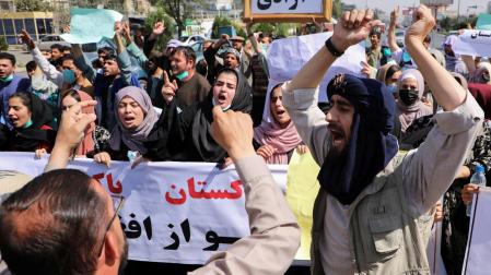 Manifestantes afganos gritan consignas durante una protesta en la embajada de Pakistán en Kabul