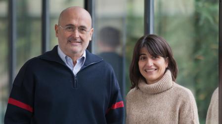 Los investigadores de la Universidad de Navarra, Ignacio Moriyón y Raquel Conde, en una imagen de archivo tomada antes de la pandemia.