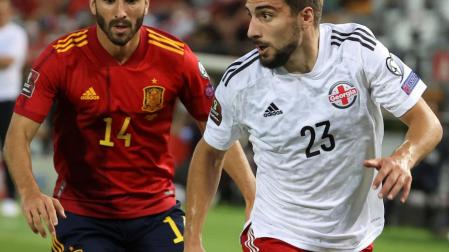 El jugador de Georgia Zuriko Davitashvili juega un balón ante José Gayá, en el partido clasificatorio del Mundial Catar 2022