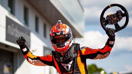Mikel Azcona celebra su doble triunfo en Nürburgring