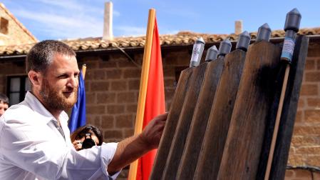 David Beriáin el día que lanzó el cohete de fiestas de Artajona.