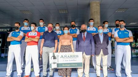 Los participantes en esta feria de San Mateo posan en la presentación