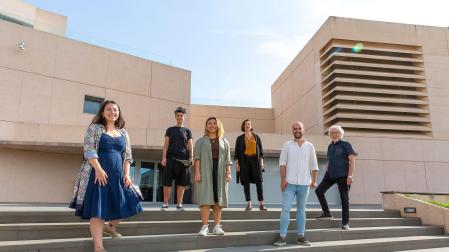 En primer plano, los comisarios de la exposición: María Angélica Moreno (izq.), Renata Álvarez y Manuel Gamaza. Detrás, los artistas Olalla Gómez, Ainize Txopitea y Antón Hurtado