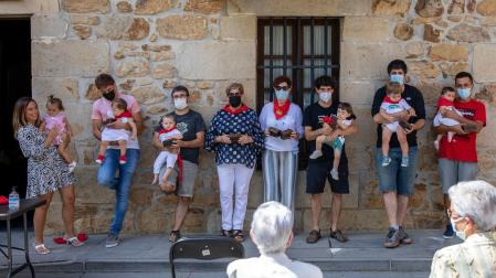 Los nacidos en el último año, residentes o vinculados a Ziordia, con sus allegados ayer tras recibir el pañuelo.