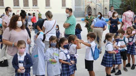 Alumnos de 3º de Infantil del colegio FEC Vedruna, este miércoles por la mañana, haciendo fila en el patio del colegio