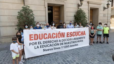 Imagen de la concentración que realizaron en julio las familias afectadas ante el Ayuntamiento de Tudela