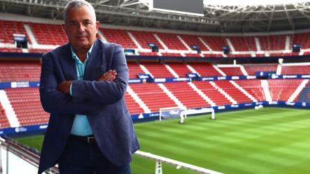 El director general de Osasuna, Fran Canal, posa este pasado martes a la tarde en el palco de El Sadar