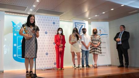 La viuda de David Beriaín (1i); la ministra de Defensa, Margarita Robles (2i), y la viuda de Roberto Fraile (1d), en la ceremonia de entrega de los Premios de Periodismo Internacional del Club Internacional de Prensa
