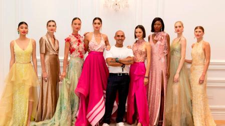 Fotografía cedida por Matt Martini de Imaginary Wave donde aparece el diseñador colombiano Raúl Peñaranda mientras posa junto a sus modelos al final de un desfile de su colección de alta costura primavera-verano 2022