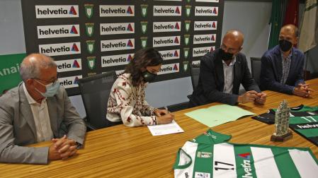 Javier García (Helvetia); Mertxe López, presidenta de Anaitasuna; Iñigo Soto, director general de Helvetia Seguros; e Iñaki Garralda (Anaitasuna)