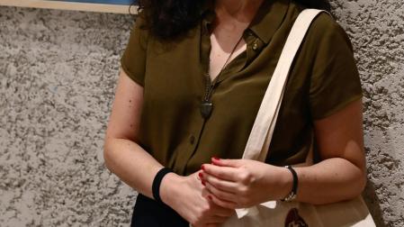 Laura Pérez, ayer, ante uno de sus trabajos expuestos en Condestable.