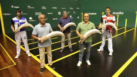 Koteto Ezkurra, segundo por la derecha, el día de la elección de material en Galarreta