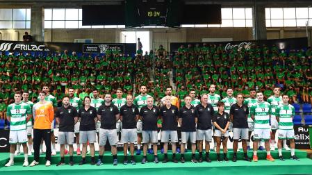 El primer equipo de Anaitasuna, rodeado por la base