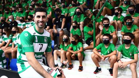 Nicolás Bonanno posa durante la presentación oficial del Helvetia Anaitasuna en la que el primer equipo estuvo arropado por la cantera.