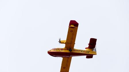 Avión hidráulico  en los paraje calcinados por el incendio en Sierra Bermeja