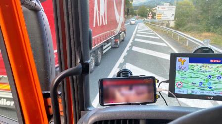 El hombre conducía un tren de carretera mientras veía una película pornográfica