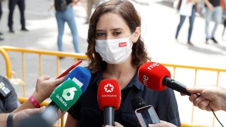 La presidenta de la Comunidad de Madrid, Isabel Díaz Ayuso, hace declaraciones a los medios de comunicación
