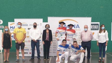Campeones y subcampeones posan con sus trofeos y junto a las autoridades tras la conclusión del partido