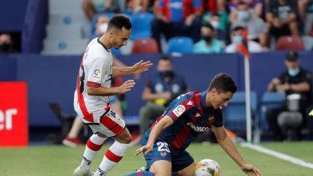 El centrocampista del Levante Pablo Martínez protege un balón ante Álvaro García, del Rayo Vallecano, durante el partido de Liga disputado en el Ciutat de Valencia