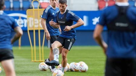 David García realiza un pase en el entrenamiento a puerta cerrada en El Sadar previo al partido de esta tarde