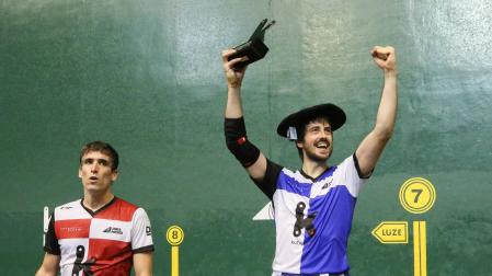 Javier Urriza y Endika Barrenetxea, en la entrega de trofeos