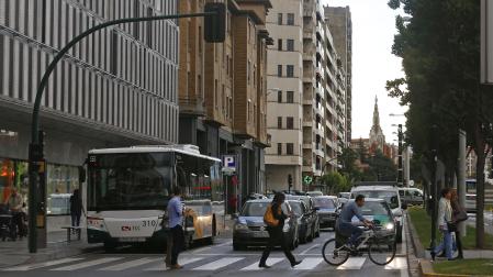 Varias personas cruzan un paso de cebra en Pamplona