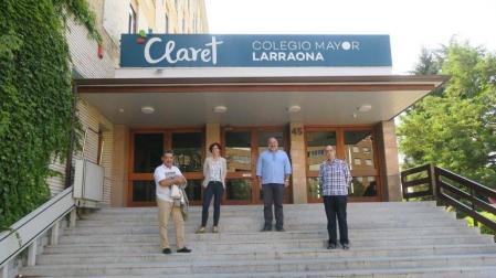 El motor del centro. De izda a dcha: Manuel Sagüés Lacasa (subdirector), Adriana Pajares Munárriz (subdirectora), Juan Gallego García (director) y Aitor Kamiruaga Mieza (responsable de la titularidad de los claretianos), en las escaleras del colegio mayor