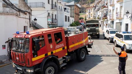 Efectivos de la UME a su llegada a Algatocín (Málaga), para ayudar en las labores de extinción del incendio de Sierra Bermeja
