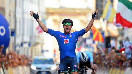 El italiano Sonny Colbrelli entra en meta delante de Remco Evenepoel