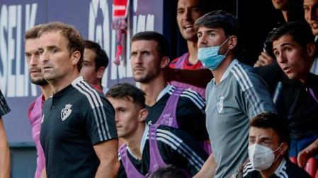Jagoba Arrasate y los miembros del banquillo de Osasuna, atentos a una acción del partido