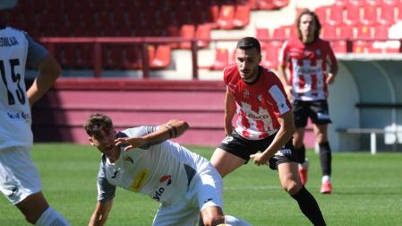 El centrocampista del Tudelano Alain Ribeiro protesta desde el suelo ante Álvaro Arnedo