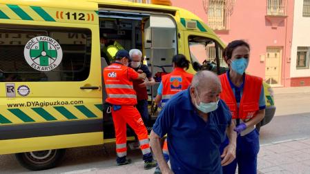 Voluntarios reciben en el Polideportivo "El Fuerte" de Ronda, a los ancianos desalojados de una residencia de mayores del municipio de Faraján (Málaga) por el incendio de Sierra Bermeja