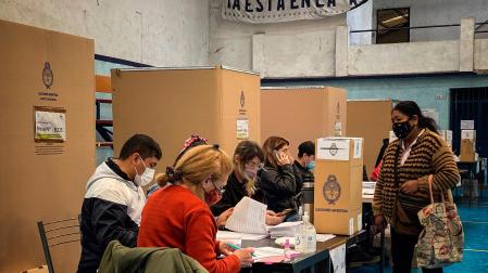 Una mujer llega a su puesto de votación durante la jornada de elecciones primarias en Buenos Aires