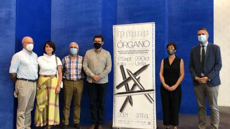 El director general de Cultura, Ignacio Apezteguía, y la jefa de la Sección de Programas Artísticos y Difusión, Marisol Martínez, con representantes de entidades que participan en el programa