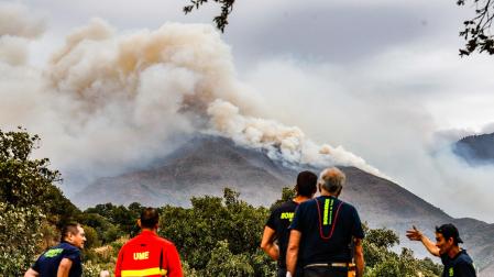 Miembros de la UME trabajan para la extinción del fuego de Sierra Bermeja desde  el cerro de la Silla de los Huesos