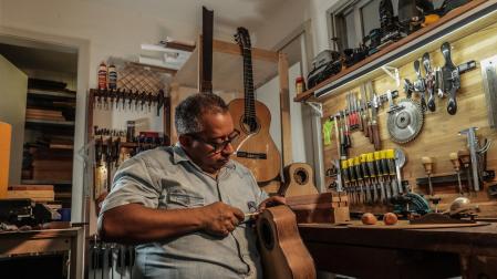 El bombero y luthier Davi Lopes, con sus instrumentos en Río de Janeiro.