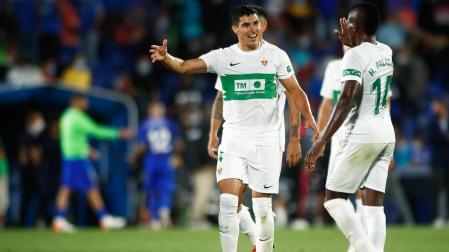 Diego Gonzalez y Helibelton Palacios, del Elche, celebran el triunfo tras el pitido final