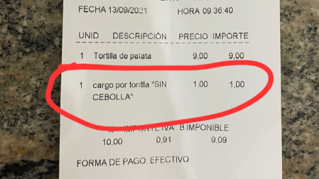 Ticket de una cafetería de Logroño en el que se cobra un coste extra de 1 euro por pedir la tortilla de patatas sin cebolla