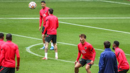 Los futbolistas del Atlético de Madrid en el entrenamiento previo a su debut en Champions