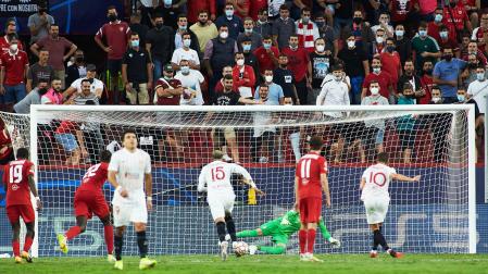 Momento en el que el croata Ivan Rakitic anota el tanto del empate desde los once metros