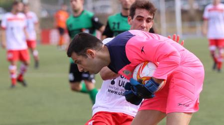 El capitán del Avance, Marcos Agramonte, ante el portero del Beti Onak, Julen Escala, en el estreno de los de Arre