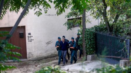 Agentes de la Guardia Civil trasladan a un detenido de los CDR al que halló explosivos