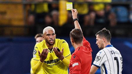 El colegiado Clement Turpin muestra una de las dos amarillas a Etienne Capoue