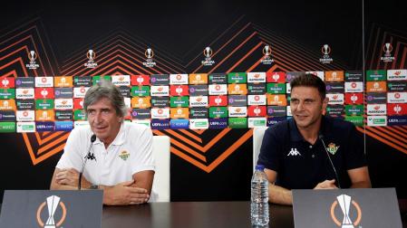 Manuel Pellegrini y Joaquín Sánchez durante la rueda de prensa previa al estreno en Europa