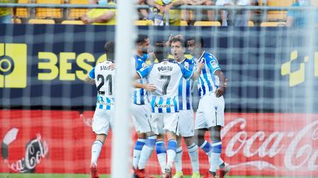 Los jugadores de la real celebran uno de los dos tantos de Mikel Oyarzabal anotados contra el Cádiz